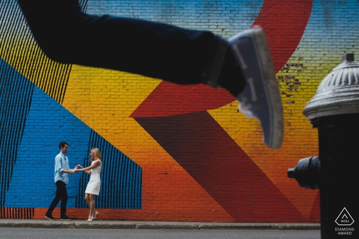 Session de photographie de fiançailles à New York pour ce couple à la recherche de couleurs et d’action