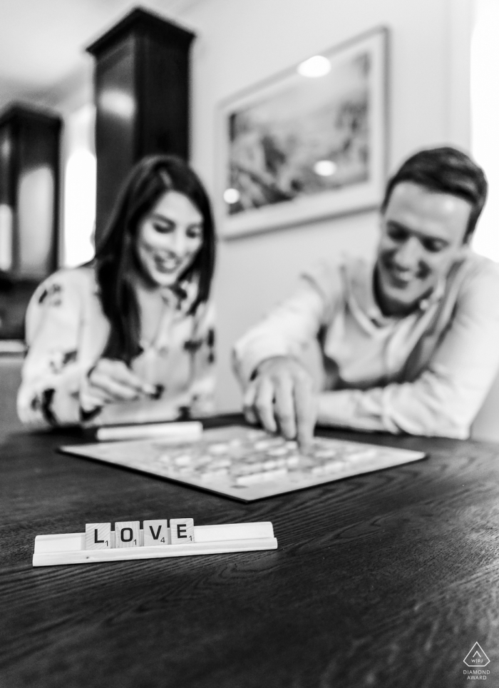 Le scrabble annonce l'amour de ce couple lors de cette séance de fiançailles au Lincoln Park de Chicago