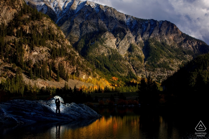 Images d'engagement haut de la montagne d'un couple dans la nature | Photographe pré-mariage du Colorado