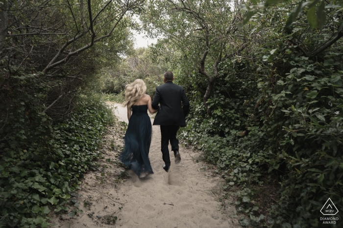 Portrait de fiançailles de mariage à San Francisco de ce couple en randonnée en tenue de cérémonie