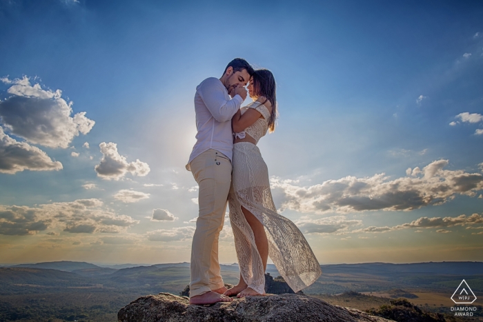 Brazil pre-wedding engagement pictures of a couple on the rocks in the mountains with big sky Brazil pre-wedding engagement pictures of a couple on the rocks in the mountains with big sky | Goias portrait shoot