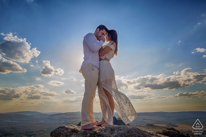 Photos de fiançailles pré-mariage du Brésil d'un couple sur les rochers dans les montagnes avec un grand ciel | Portrait de Goias