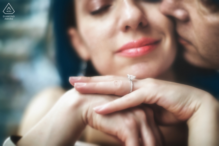 Detalles de anillos con caras apretadas | Retrato de compromiso de boda de una pareja | Fotos de Venecia antes de la boda