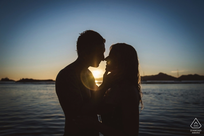 Beach-side engagement pictures of a couple silhouetted | North Rhine-Westphalia photographer pre-wedding photo shoot session