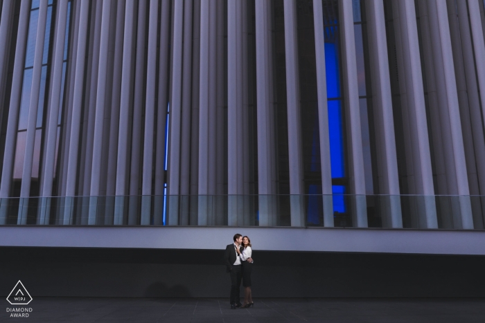 Uma sessão de retratos pré-casamento em frente à Ópera do Luxemburgo