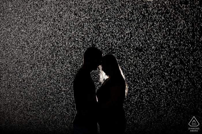 Fotografía de la boda del destino de Brasil | Minas Gerais fotografía de compromiso de una pareja iluminada por la noche.