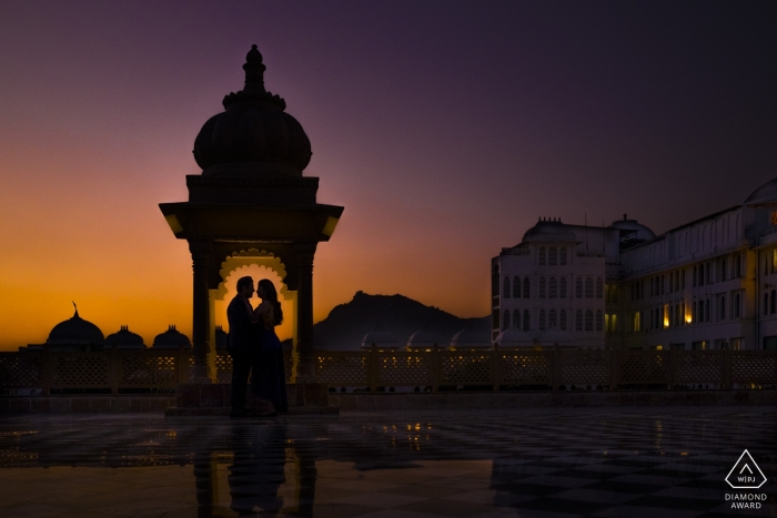 Udaipur-Paar bei Sonnenuntergang von India Wedding Engagement Photographer festgehalten