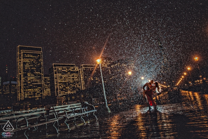 Foto: <a href="https://www.wpja.com/photos/diamond-award-top-wedding-engagement-photographer/2326311"> Raymond Nguyen - Sacramento, Kalifornien CA Stadt Verlobungsfotos eines Paares im Regen | Sacramento-Fotografen vor der Hochzeit Porträt-Sitzung
