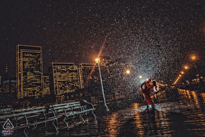 Fotos de compromiso de la ciudad de California de una pareja en la lluvia | Fotógrafo de Sacramento sesión de retratos de bodas