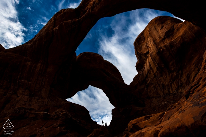 Photo: <a href="https://www.wpja.com/photos/diamond-award-top-wedding-engagement-photographer/2334286"> Jesse La Plante - Boulder Colorado Fiançailles Parc National des Arches Portrait d'un couple | Photographe de mariage du Colorado