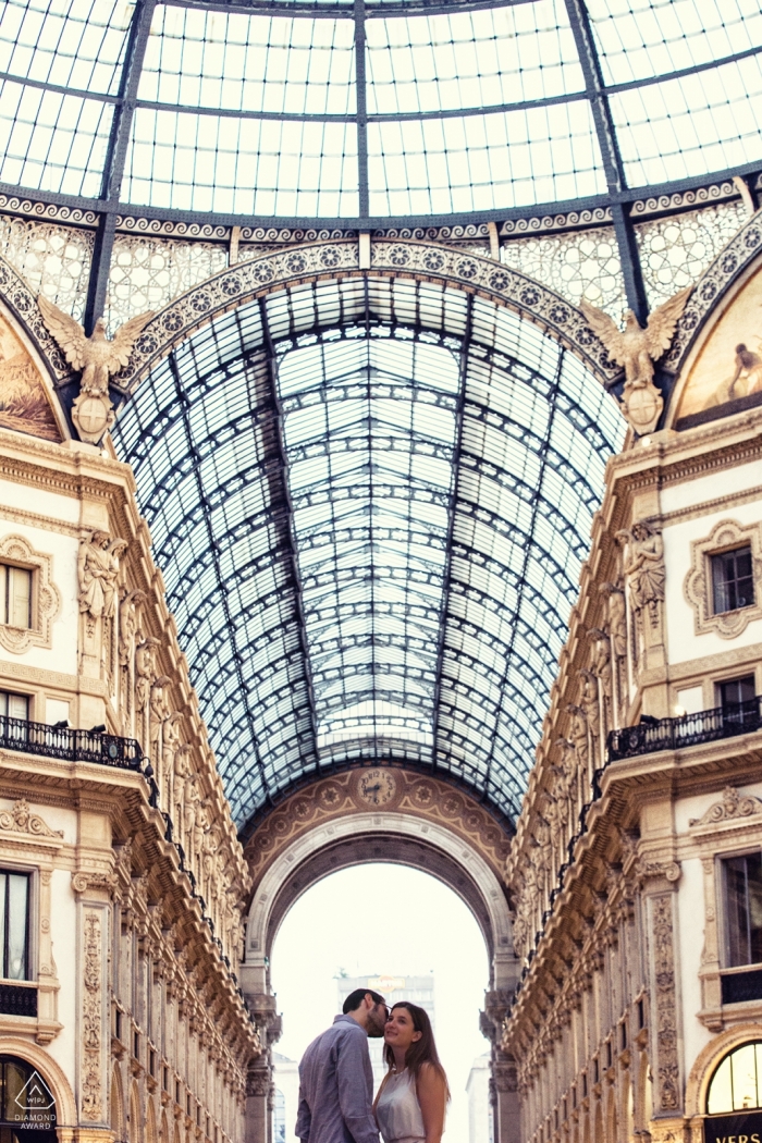 Lombardie photos de fiançailles avant le mariage d'un couple à l'intérieur d'un grand bâtiment - in vert | Milan portrait shoot