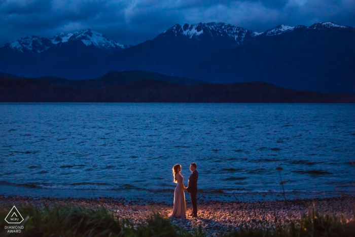 Foto door: <a href="https://www.wpja.com/photos/diamond-award-top-wedding-engagement-photographer/2330856"> Mango Gu - Hangzhou Hangzhou City pre-bruiloft engagement foto's van een paar in de schemering in de buurt van het water met een licht | Zhejiang portret shoot