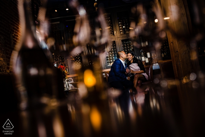 Imágenes de compromiso de CA de una pareja en un bar | Fotógrafo de Sacramento sesión previa a la boda para retratos.