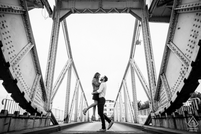 Foto: <a href="https://www.wpja.com/photos/diamond-award-top-wedding-engagement-photographer/2335446"> Florent Fauqueux - La Rochelle Engagement Portrait Session auf der Lift Bridge, der Gabut | La Rochelle - Florent Fauqueux Hochzeitsfotograf Nouvelle Aquitaine, FRANCE