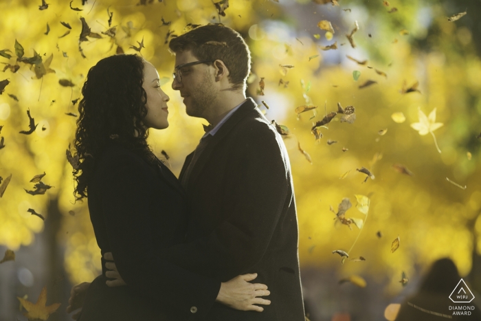 Photos d'engagement du Massachusetts d'un couple dans le parc avec des feuilles qui tombent | Photographe de Boston avec son photographe avant le mariage