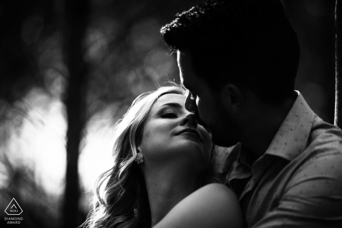 séance de photos de fiançailles en plein air à Goiás par un photographe de mariage brésilien