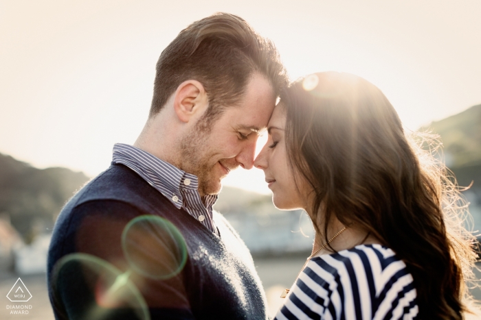 Fotografía de compromiso de una pareja enamorada en Rozel Bay, Jersey CI