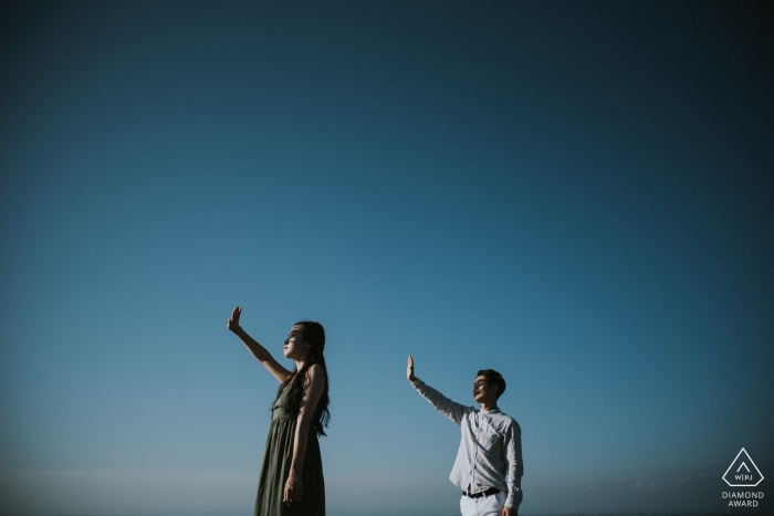 Foto: <a href="https://www.wpja.com/photos/diamond-award-top-wedding-engagement-photographer/2320096"> MangKhris Santika - Gianyar Bali Bali Vorhochzeit Verlobungsbilder eines Paares, das die Sonne vor ihren Augen blockiert Paar Fotografiesitzung