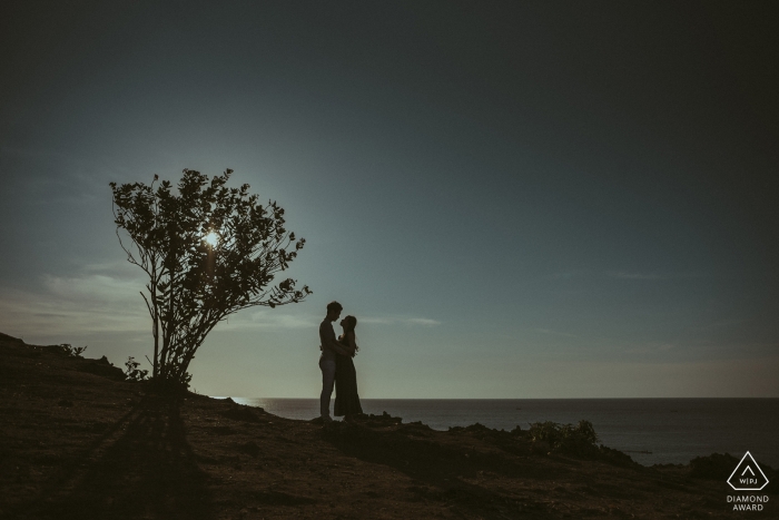 Ritratto di aggancio di nozze dell'Indonesia di una coppia con un albero solo vicino al tramonto | Sessione di fotografo pre-matrimonio in Indonesia