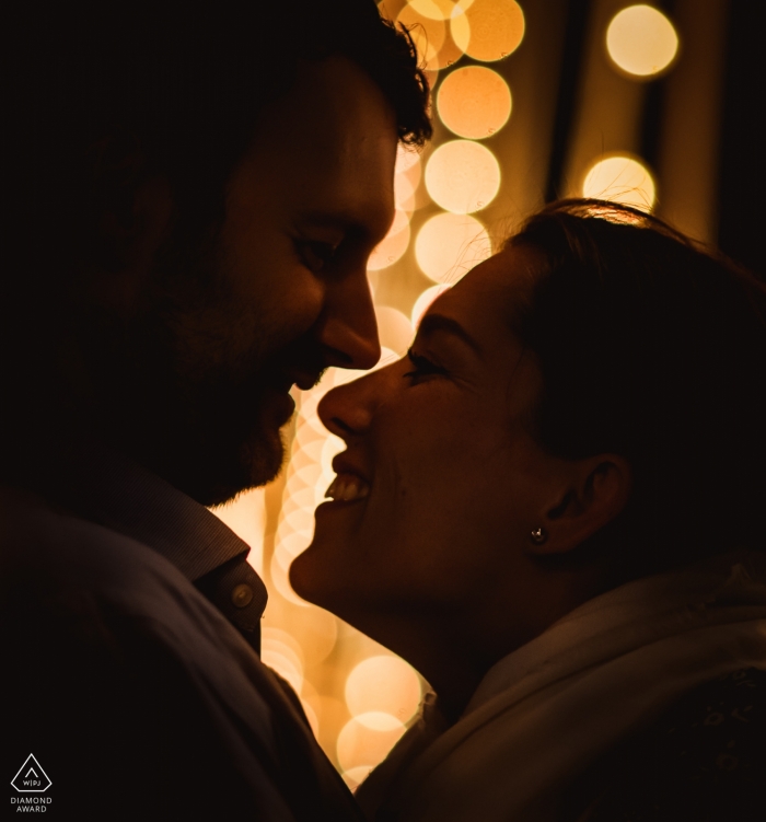 Fotos de compromiso vertical de una pareja con luces bokeh | Fotógrafo de Dorset antes de la boda con fotógrafo.