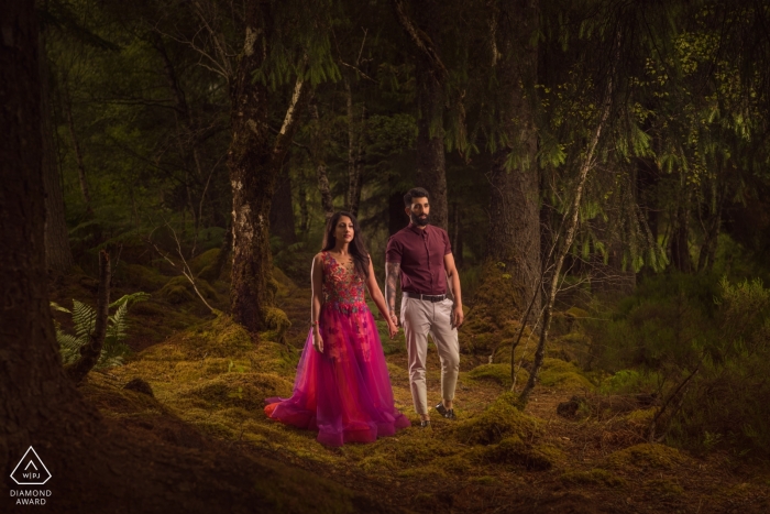 Photos de Londres d'un couple dans les bois par un photographe de mariage de haut niveau en Angleterre Londres photos d'un couple par un photographe de mariage de haut niveau en Angleterre
