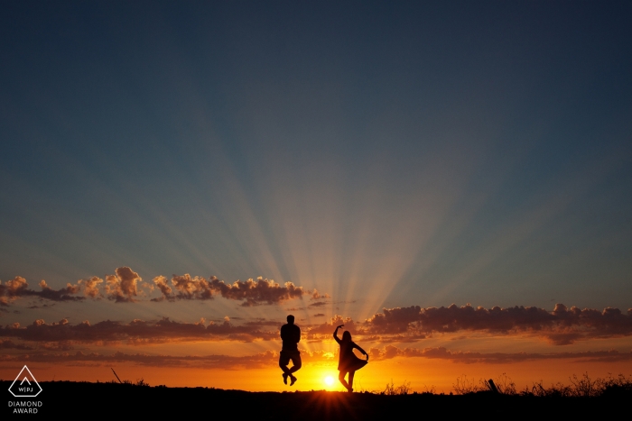 Imágenes de compromiso de Portugal de una pareja saltando al sol al atardecer | Fotógrafo de Braga, sesión previa a la boda para retratos.