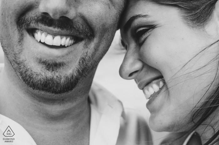 Tir serré en noir et blanc | images de fiançailles des visages d'un couple | Séance de photographe avant le mariage à Puerto Vallarta pour les portraits