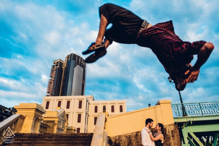 Retrato de noivado do fotógrafo de casamento do Vietnã de um casal e Parkour | Ho Chi Minh fotos pré-casamento