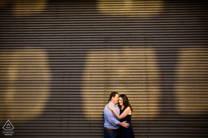 Fotos de compromiso iluminadas por el sol de una pareja abrazada | Fotógrafo de Rhode Island sesión de retrato antes de la boda