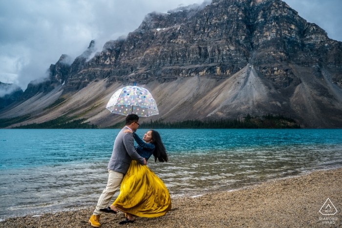 Una coppia dell'Alberta in riva al mare durante la sessione di ritratti pre-matrimonio Fotografo canadese