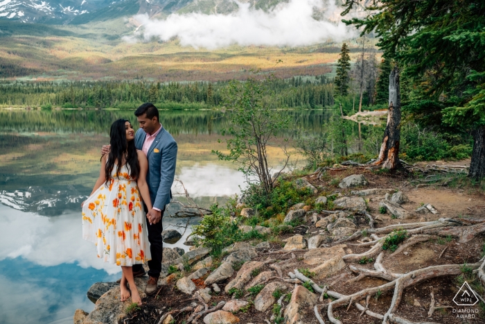 Photos de l'Alberta d'un couple par l'un des meilleurs photographes de fiançailles canadiens