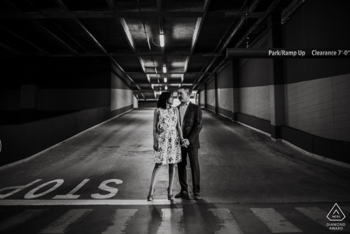 Photographe de mariage en noir et blanc, mariage à San Antonio, portrait d'un couple au pied d'une rampe de sortie d'une structure de stationnement | Photos pré-mariage au Texas