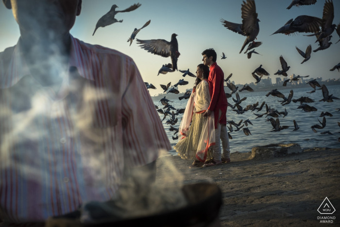 Séance de photographie avant le mariage à Mumbai sur la plage avec des oiseaux