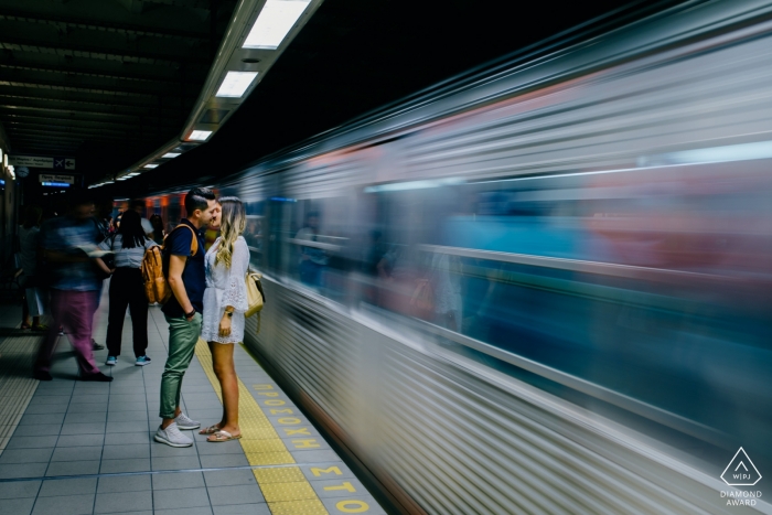 Portraits de fiançailles de métro d'un couple à la gare | Photos de photographe pré-mariage à Athènes