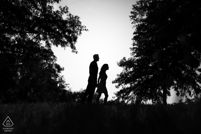 Portugal Schwarz-Weiß-Verlobungsbilder von einem Paar, das in Silhouetten zwischen den Bäumen spaziert | Fotoshooting vor der Hochzeit eines Fotografen aus Braga