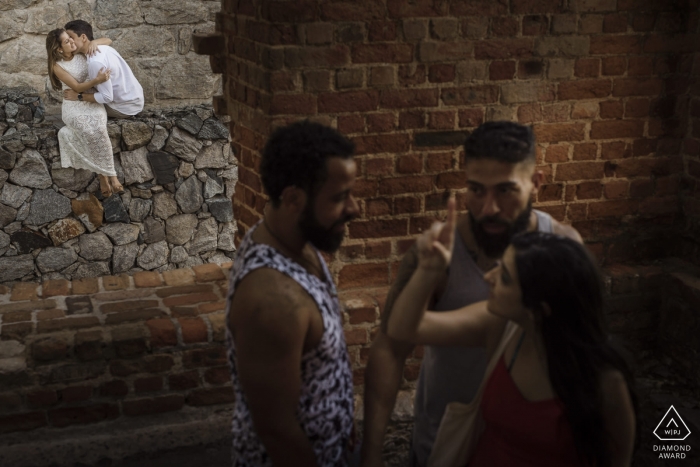 Brésil portraits de fiançailles d'un couple dans les rues urbaines Portraits de fiançailles au Brésil d'un couple dans les rues urbaines | Photos de photographe de pré-mariage photographe de Rio de Janeiro