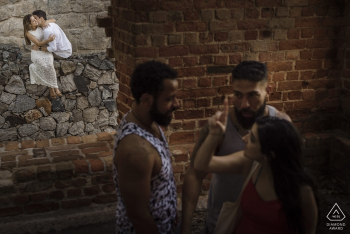 Brasilien Verlobungsporträts eines Paares auf den Straßen der Stadt | Bilder eines Fotografen aus Rio de Janeiro vor der Hochzeit