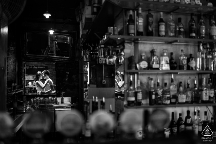 Victoria fotos de compromiso de una pareja en un ambiente de bar | Fotógrafo de Australia antes de la boda dispara con el fotógrafo.