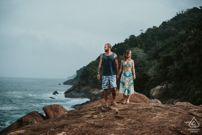 Séance de photographie de portrait avant le mariage au Brésil avec un couple à la plage | Photographie du Minas Gerais