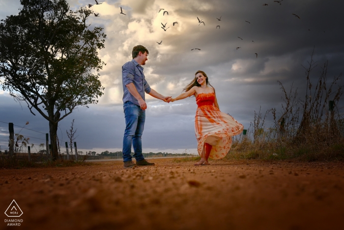 Goiás pictures of a couple holding hands on the dry ground Goiás pictures of a couple by a top Brazil wedding engagement photographer
