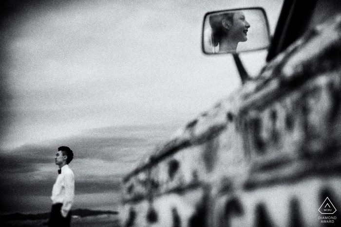 Portraits de fiançailles en noir et blanc d'un couple avec une voiture d'artiste en Chine | Photos de photographe de pré-mariage Fujian photographe