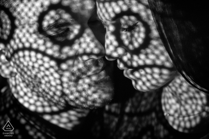 Photographie de fiançailles avant le mariage de Reggio Calabria représentant un couple avec des ombres sur le visage - photographes en Calabre