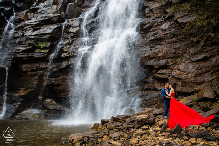 Wedding engagement photography in Goias by a waterfall | Brazil engagement photographers