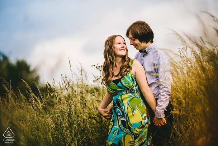 Photo de: <a href="https://www.wpja.com/photos/diamond-award-top-wedding-engagement-photographer/2320251"> Aaron Storry - Kettering Northamptonshire Northamptonshire portrait de fiançailles mariage d'un couple dans les hautes herbes | Séance de photographe avant le mariage dans les East Midlands