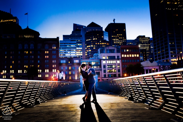 Séance de photos de fiançailles en milieu urbain à San Francisco avec un couple | Photographe californien