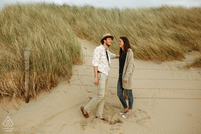 Séance photo d'engagement pour un couple sur la plage de sable près d'Utrecht.