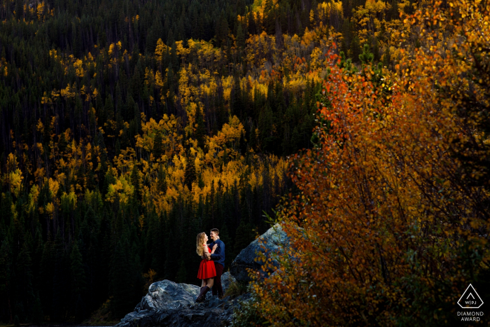 Odważna para cieszy się złotym światłem i kolorowymi drzewami Aspen w pobliżu Frisco Colorado, świętując swoje zaangażowanie