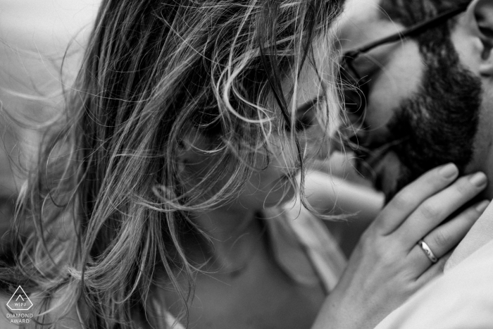 Cabelos ao Vento photographe de mariage, fiançailles, portrait d'un couple sur le point de s'embrasser au soleil | photos pré-mariage