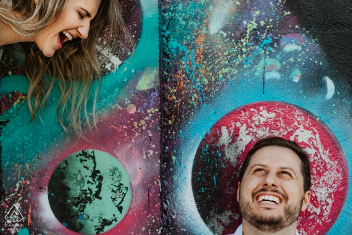 Photos de fiançailles avant le mariage à Sao Paulo représentant un couple admirant des peintures de rue | séance de photographie de couple