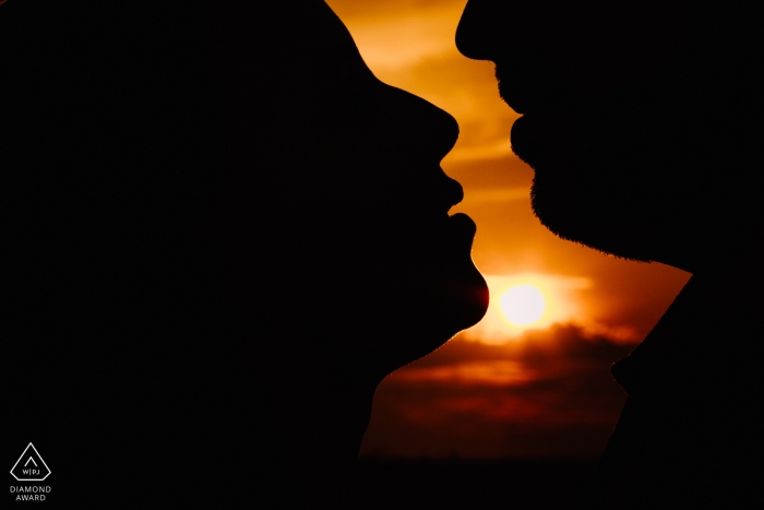 Séance photo de fiançailles avec un coucher de soleil orange vif à Rio Grande do Sul par un photographe de mariage au Brésil